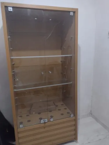 Vendo armário de madeira tipo mostruário com rodinhas