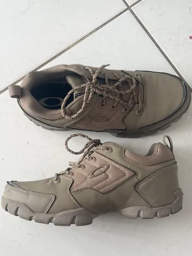 Botinha Oakley halftrack low bege
