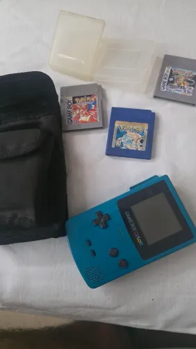 Game Boy Color com jogos e case de proteção