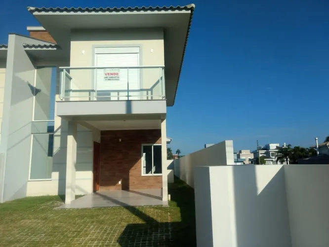 Casa com 3 suítes, a 700 metros do mar na cachoeira do bom Jesus. Até 10 pessoas.