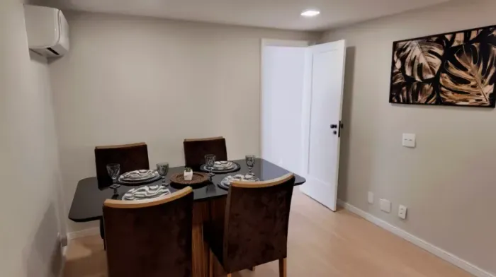 Mesa de Jantar Moderna (Tampo de Vidro Preto) c/ 4 Cadeiras