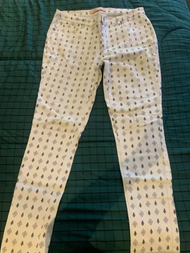 Calça branca com estampas