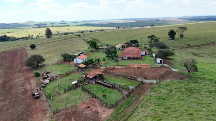 *EXCELENTE FAZENDA A VENDA EM ITAPEVA - SP* ?? Área Total: 93 Alqueires ou 225 Hectares Em
