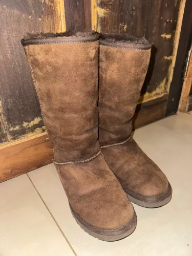 Bota UGG Classic Tall Original - Marrom Chocolate (Cano Alto)