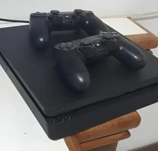 Sony Playstation 4 SLIM - 1 Tb + 2 Controles Originais + 8 Jogos Mídia Física
