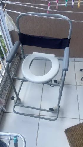 Cadeira de banho suporta 100 quilos
