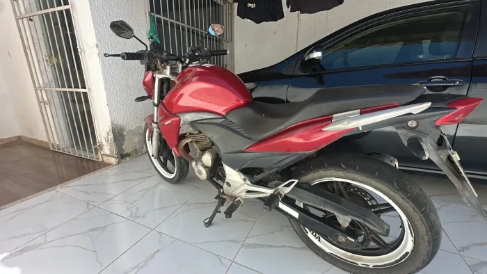 CB 300 vermelha