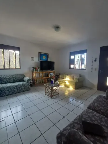 Casa 2 quartos com suíte em Capim Macio. Terreno grande!