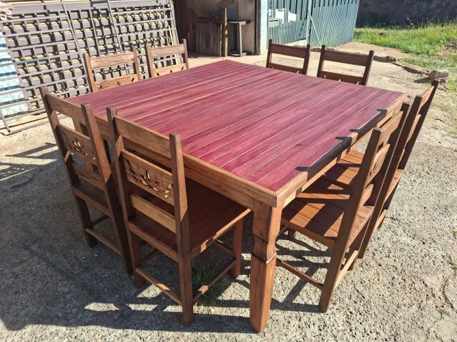 Mesa com 8 cadeiras tamanho da mesa 140 X 140 valor 3.800 reais