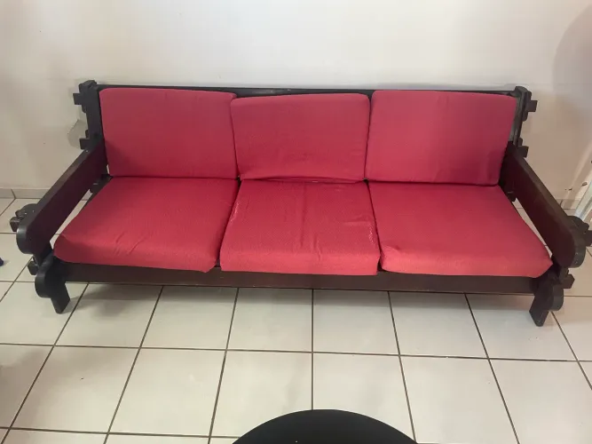 Conjunto de madeira - sofá + 2 poltronas
