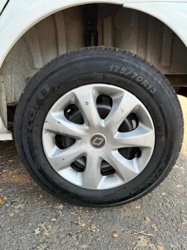 Rodas de ferro com pneus novos