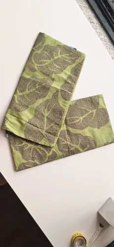 2 capas de almofada na cor verde, com estampa de folhas. Novas. 40 cm
