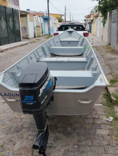Lancha com motor Mercury