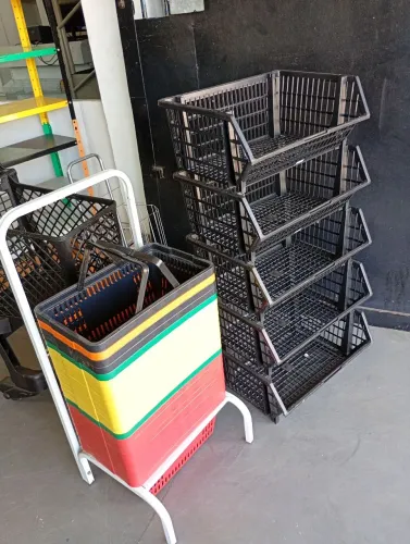 CESTA DE COMPRAS E CESTO PLASTICO *