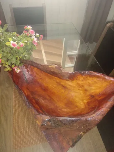 Gamela de madeira rústica.