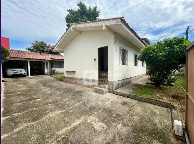 Casa com amplo terreno a poucos passos da praia no Rio Tavares | Florianópolis