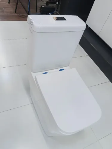 Vaso monobloco acompanha assento soft close e parafuso de fixação.