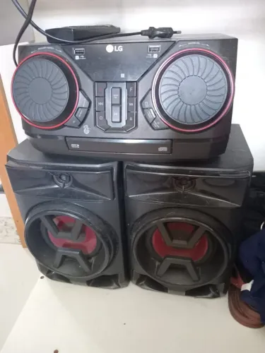 Aparelho de som com 2 caixas na marca LG , em perfeito estado semi novo