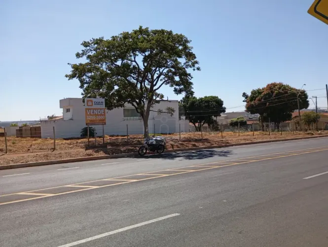 Terreno à venda no bairro Chácaras Tubalina.