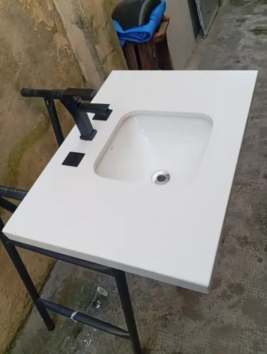 Pia de banheiro em Quartzo com torneira nova.