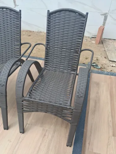 Vendo duas poltronas fixas e uma mesinha feito em fibras naturais e ferro 400 tudo