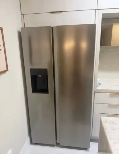 Geladeira com água e gelo na porta