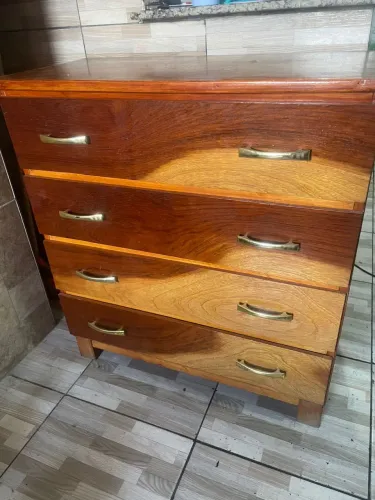Cômoda nova pouco tempo de uso apenas um detalhe que está na foto na postagem 