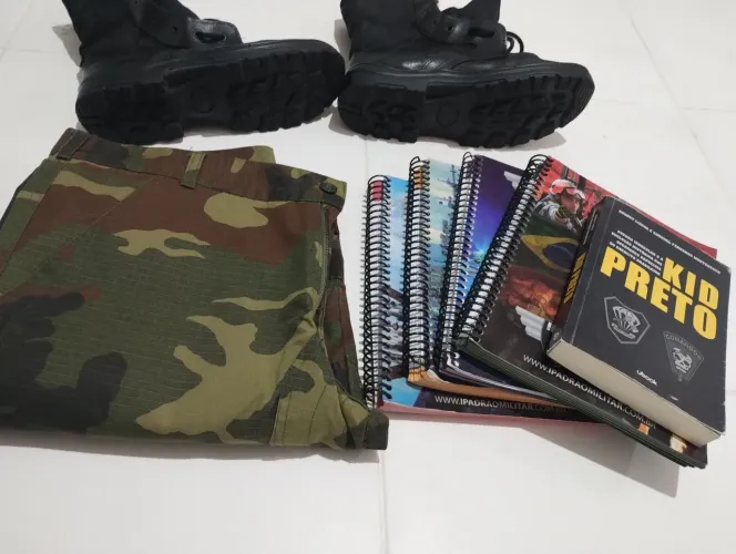 Calça original do exército, bota e livro
