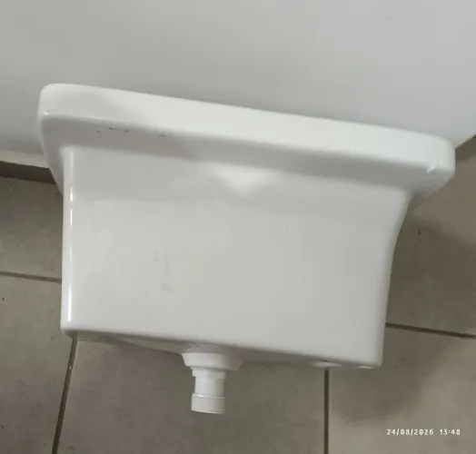 Tanque de cerâmica novo com suporte para instalação e parafusos...