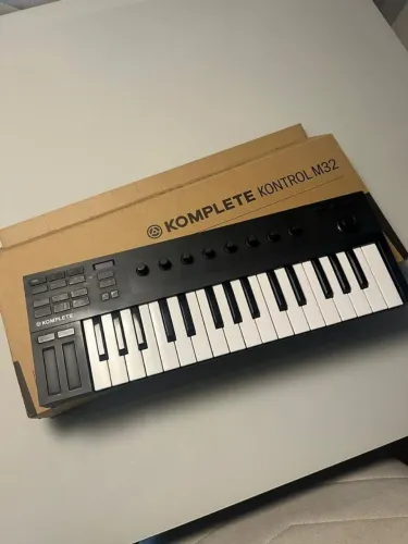 Controlador Midi Komplete Kontrol M32 - Estado de zero. Ler anúncio P/ Troca R$900