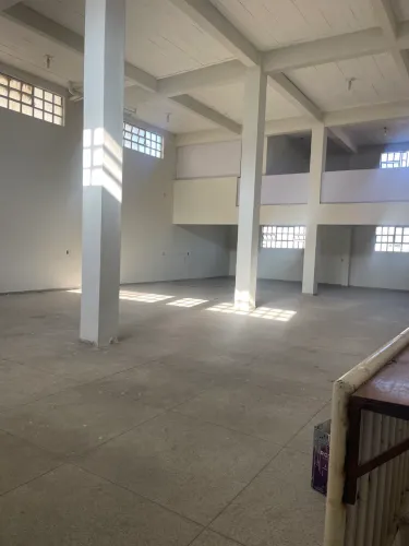 Alugo loja comercial na avenida Renato Azeredo