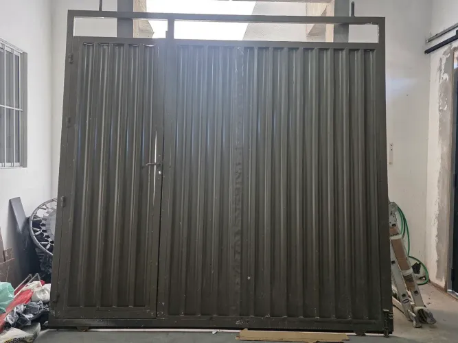 Vendo portão pra garagem medindo 2.30 de largura por 2.40 de altura
