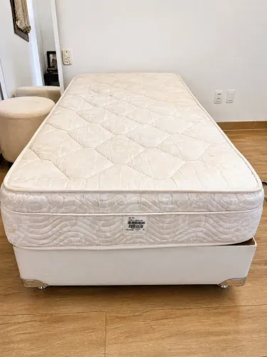 cama de  solteiro box com colchão excelente de mola ..