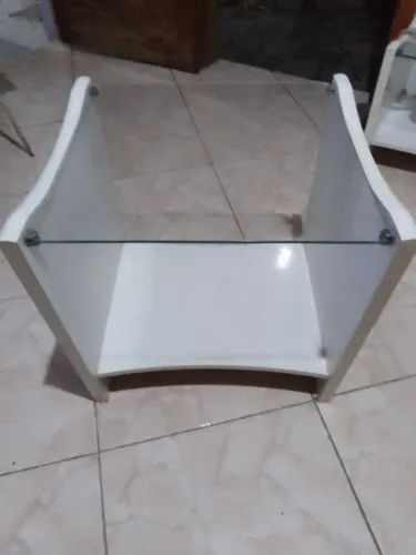 Mesinha de canto branca com tampo de vidro
