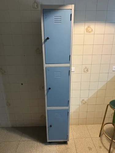Armário alumínio com 3 portas.