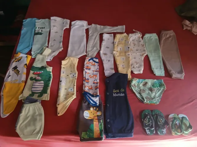 Lote de bebe com 25 peças .