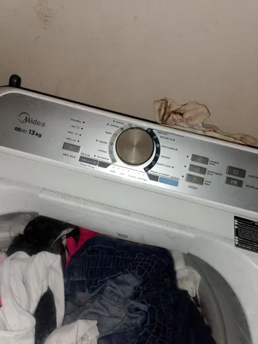 Máquina de lavar e sofá retrátil 