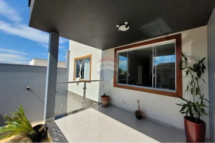 Casa três quartos, suíte, garagem e área gourmet.