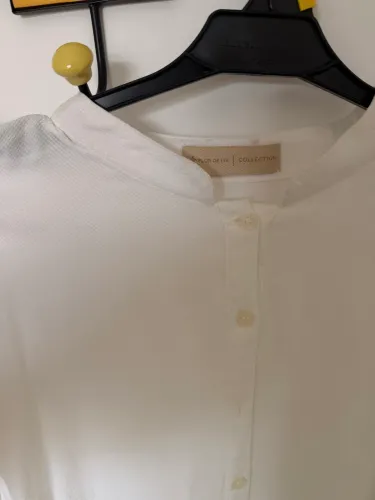 Camisa branca feminina gola padre Flor de Liz 