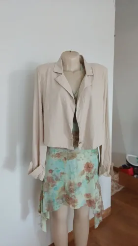 Blazer curto com ombreiras da Kayla Plus