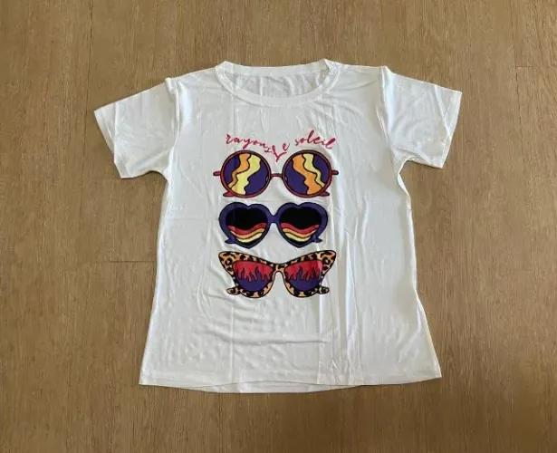 Camiseta estampa de 3 óculos de sol