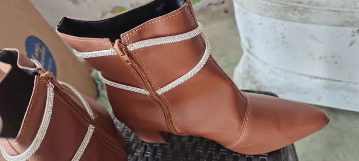 Bota Bico Fino Caramelo 