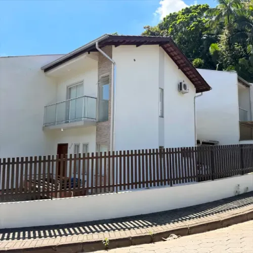 Lindo Sobrado com 2 suítes no bairro Testo Salto - Blumenau - SC