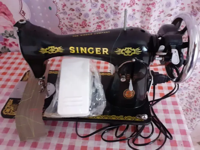 Vendo MAQUINA de COSTURA retrô.
