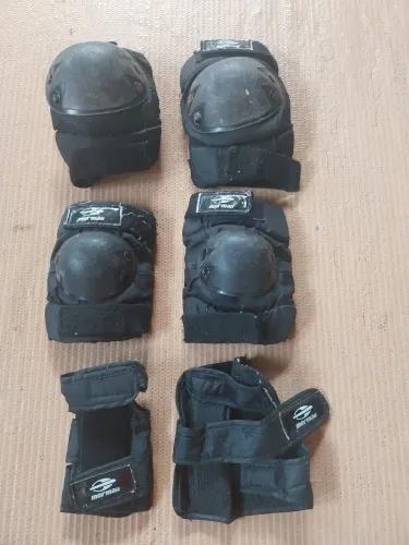 Kit proteção mormall. 1 par de joelheiras, 1 par de cotoveleiras, 1 par de munlhequeiras