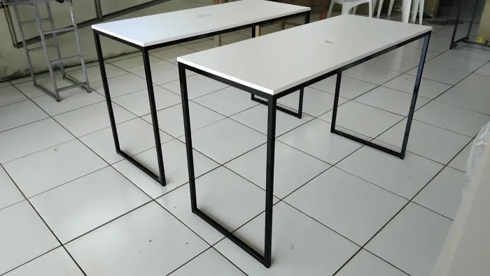 Mesa na cor branco
