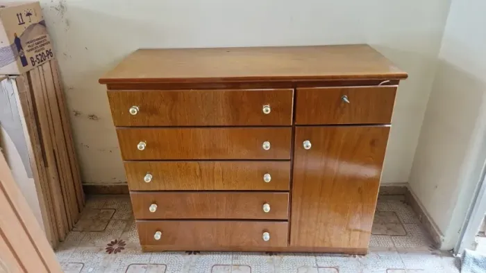 Cômoda de madeira com gavetas, porta lateral e gaveta com chave