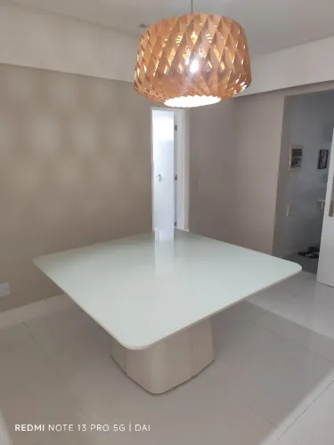 Mesa 6 lugares vidro leitoso com pé em Laca!