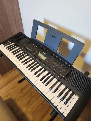 Teclado Yamaha PSR E273