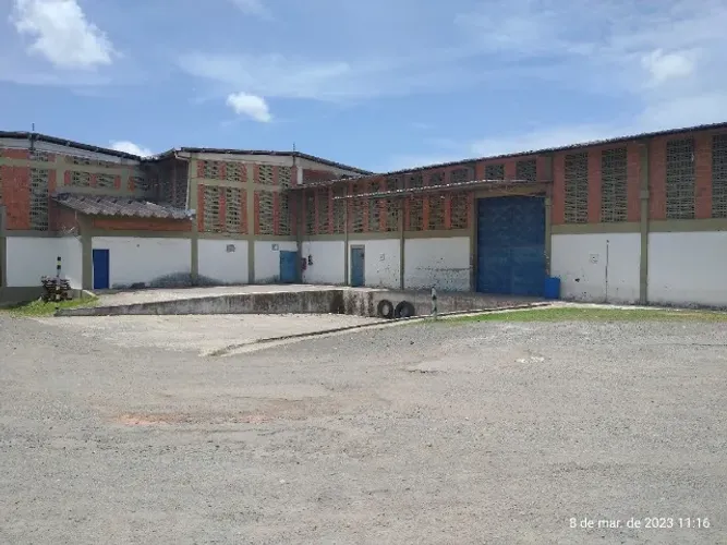 Galpão com 900 m²